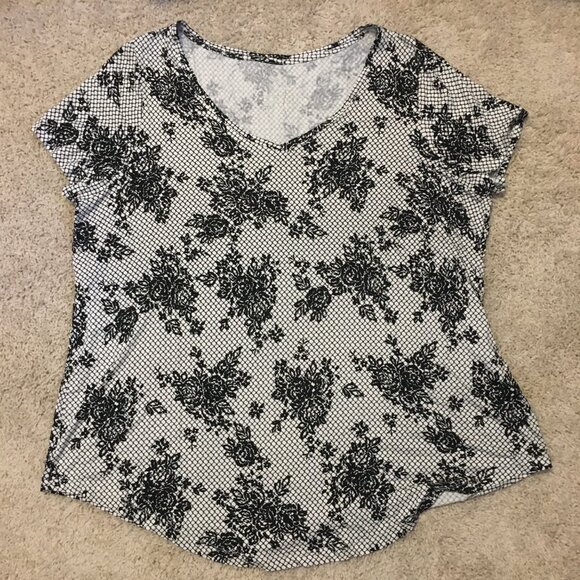 Michel Studio B&W Floral Lace Print Stretchy V-Neck Modern Tee - Picture 12 of 16